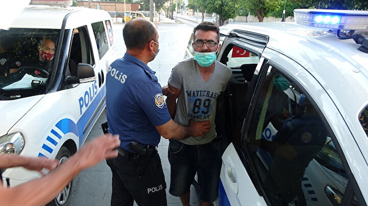 Ürdünlü turist maske takması için kendisini uyaran polislerin üstüne yürüdü