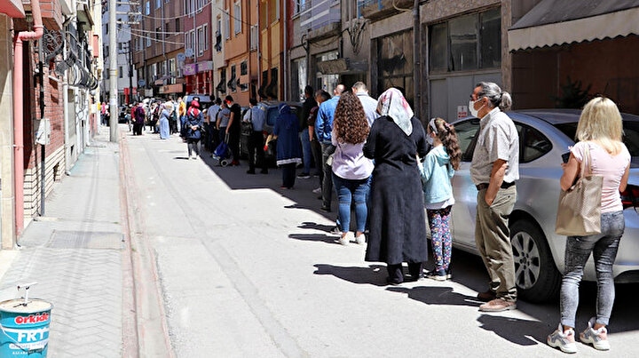 Tam kapanmada pes dedirten görüntüler: Fiyatı 18 lira olunca akın ettiler