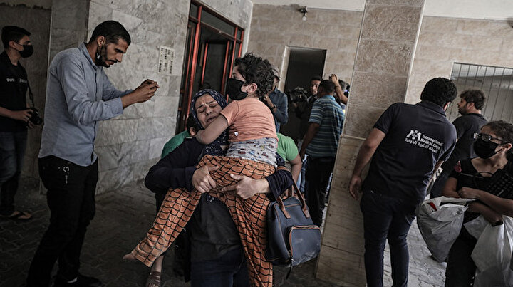 İşgalci İsrail kana doymuyor: Abluka altındaki Gazzeye bomba yağdırdı