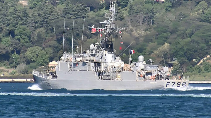 Fransız savaş gemisi İstanbul Boğazından geçti