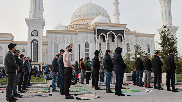 Kazakistan’da koronavirüs nedeniyle bayram namazı cami avlularında kılındı