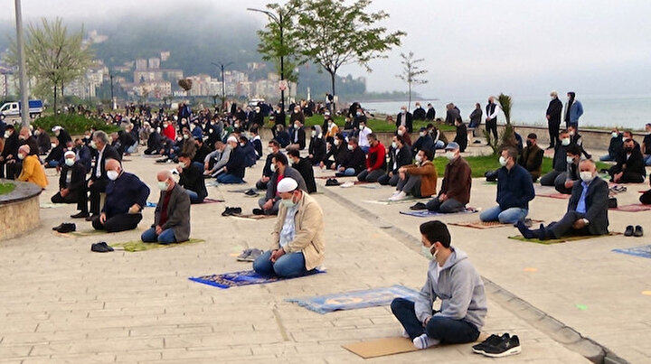 En çok vakanın görüldüğü illerden olan Giresun’da Ramazan Bayramı namazı açık alanlarda kılındı