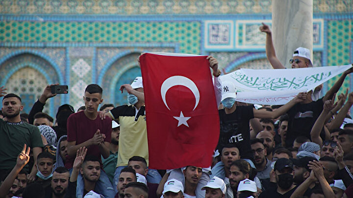 Mescid-i Aksadaki Filistinlilerden Türk bayraklı bayram kutlaması