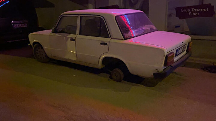 Çaldığı otomobilin lastiği patladı: Başka aracın lastiğini sökerek değiştirip kaçtı