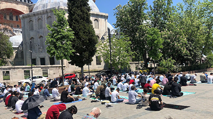 Ayasofya Camiinde bayramın 2. gününde cuma namazına yoğun katılım