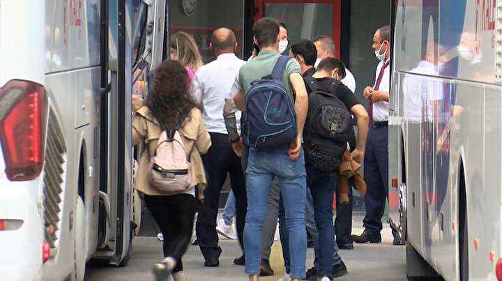 Otogarda dönüş yoğunluğu başladı: Biletler satıldı arabalar doldu