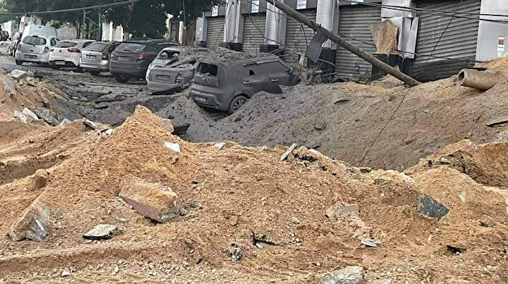 İsrail Gazzede hastanelere giden yolları bombalıyor