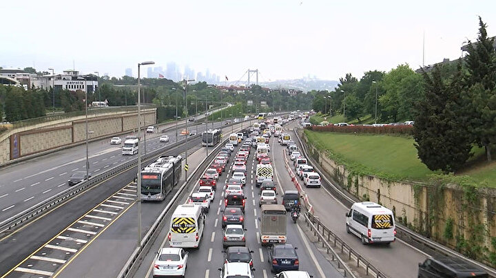 17 günlük tam kapanma sona erdi yollar ve caddeler hareketlendi