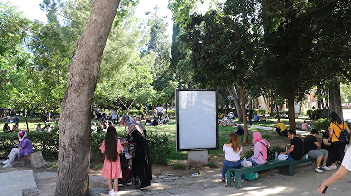 Mekanlarda oturma izni olmayınca vatandaşlar cami bahçelerine akın etti: Yiyecek artıkları çöplüklerden taştı
