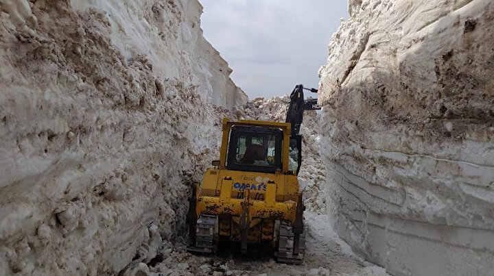 Hakkaride mayıs ayında 8 metre kar