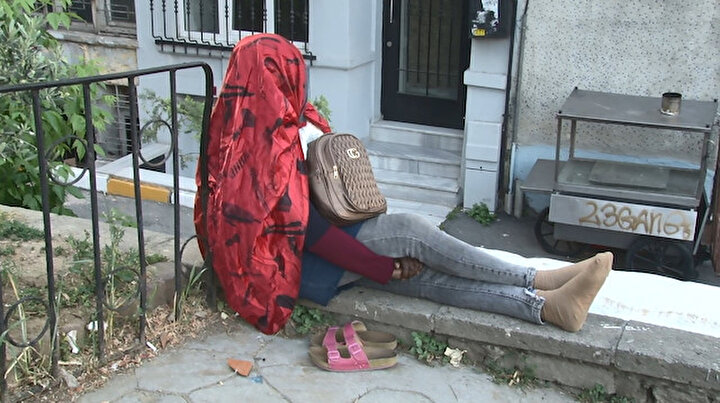Beyoğlunda gizemli Afrikalı kadın: 5 gündür oturduğu duvardan kalkmadı