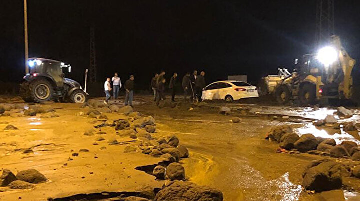 Iğdır’da korku dolu anlar: Dev kayalar karayolunu kapattı