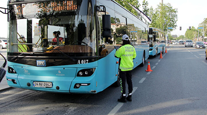 Sokağa çıkma kısıtlamasının ardından İstanbulda toplu taşıma araçlarında koronavirüs denetimi