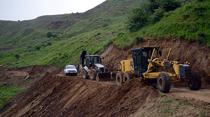 Köy, mezra, mera ve yaylalar karayoluna ulaştırılacak: Muşta huzurla birlikte yol yapım çalışmalarına hız verildi