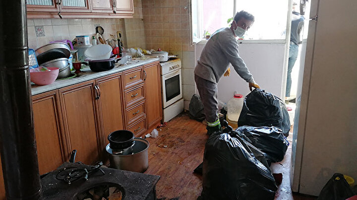 Apartmandan kötü kokular gelince ihbarda bulundular: Eve giren ekipler şaşkına döndü