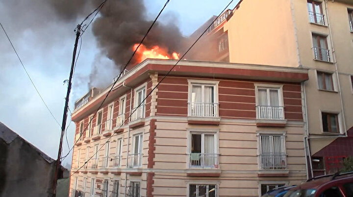 Eyüpte yangın: Camlardan hortumlarla su sıkarak müdahale ettiler