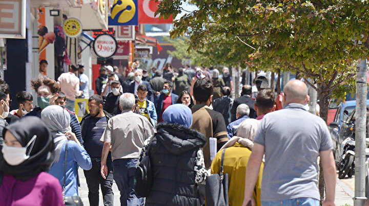 Nüfusa oranla vaka sayısında Türkiye ikincisi olan Erzurumda sokaklar aşırı kalabalık