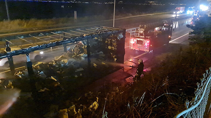 TEM Otoyolunu trafiğe kapatan yangın