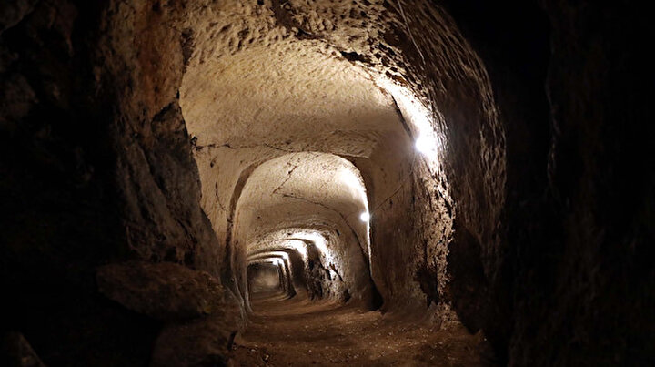 Gaziantep Kalesinin altındaki tarihi saklı tüneller ziyaretçileri için gün sayıyor