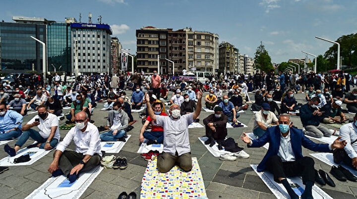 Taksim Camii ibadete açılıyor: Meydan namaz kılmak isteyenlerle doldu