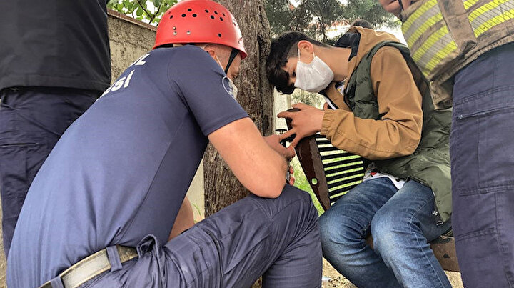 Oturduğu bankın deliğine parmağı sıkıştı itfaiye kurtardı