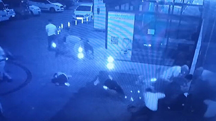 Motosikletten acil servis önünde bekleyenlere kurşun yağdırdılar: Üçü ağır beş yaralı var