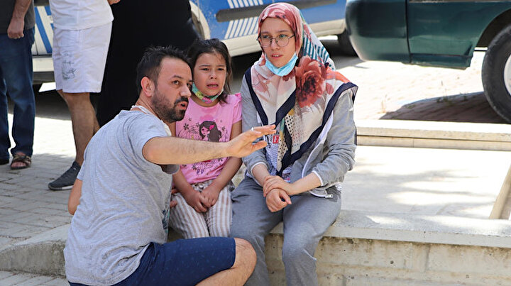 Canlarını zor kurtardılar: Evi yakıp apartmanın kapısını kilitledi
