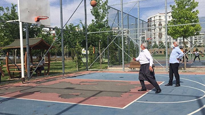 70’lik dede sporun yaşı yok dedi şalvarını giydi basketbol topunu alıp potanın önüne koştu