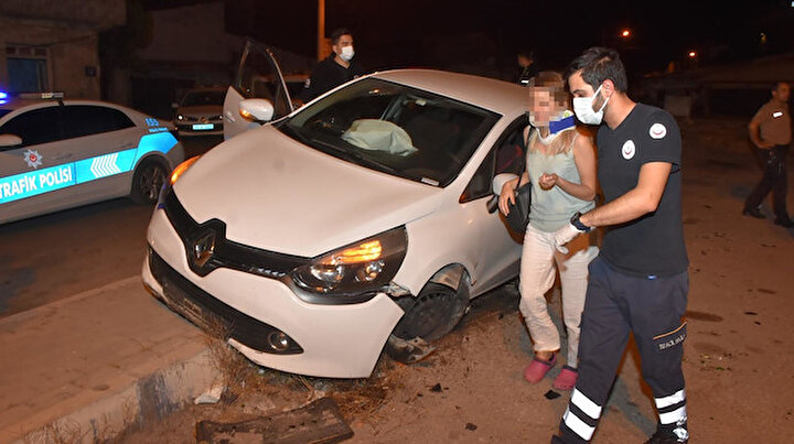İzmirde hareketli anlar: Polisin üzerine aracını sürdü kaza yapınca yakalandı