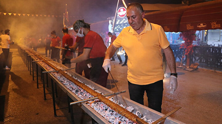 Restoranların açılışını havai fişek ve 35 metrelik kebapla kutladılar