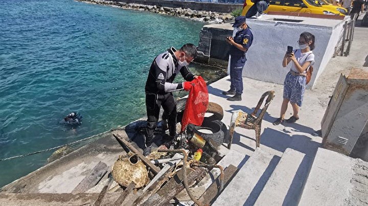 Kuşadası’nda şaşırtan görüntü: Denizden klozet çıktı