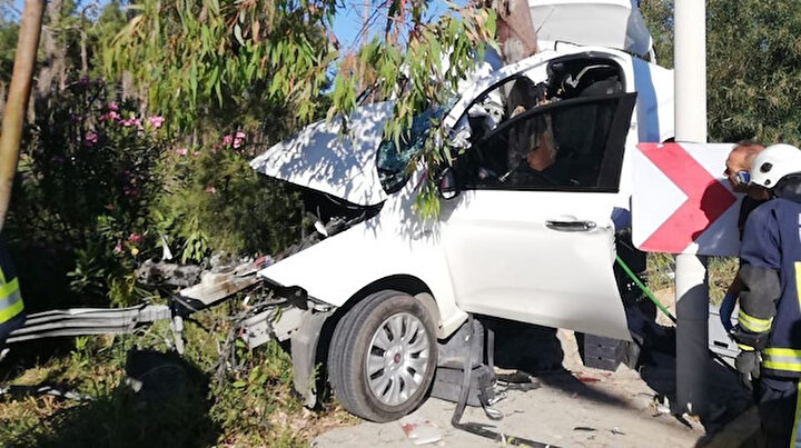 Korkunç olay: Ağaca çarpan otomobil adeta ortadan ikiye bölündü