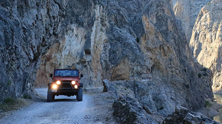 Erzincandaki bu yol yürekleri ağza getiriyor: Yapımı 132 yıl sürdü dünyanın en tehlikeli yollarından