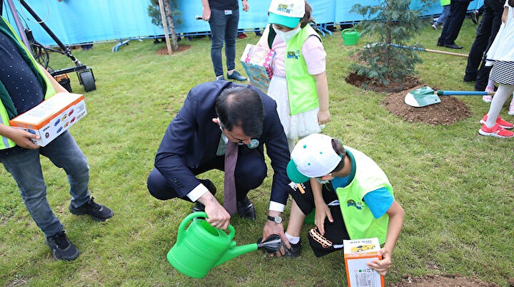 Bakan Kurum’un zorlu görevi: Minik çevre müfettişinin ayakkabısındaki çamurları temizledi