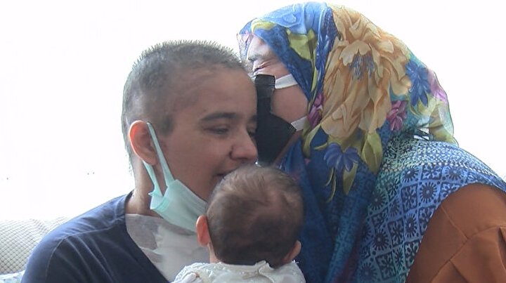 Doktorlar Kaybedebiliriz demişti: Kovide açtığı savaşı kazanan anne ile ailesinin 2 buçuk ay sonra mucize buluşması