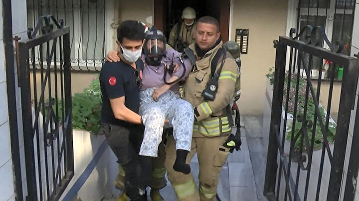 Avcılarda 5 katlı binada yangın paniği: Mahsur kalan yatalak kadını itfaiye kurtardı