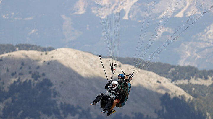 Adrenalin tutkunlarının vazgeçilmez adresi: Eşsiz manzarasıyla büyüleyen Tahtalı Dağında yamaç paraşütü keyfi