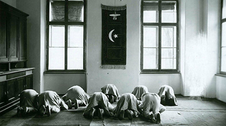 104 yıl sonra ortaya çıktı: Galiçya’daki Türk askerlerinin namaz kılarken çekilen fotoğrafları ilk kez görüldü