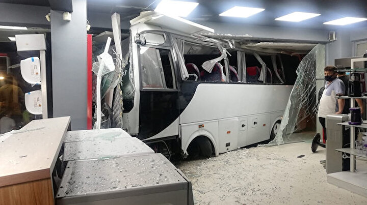 Servis midibüsü freni tutmayınca mobilya mağazasına girdi: 12 yaralı var