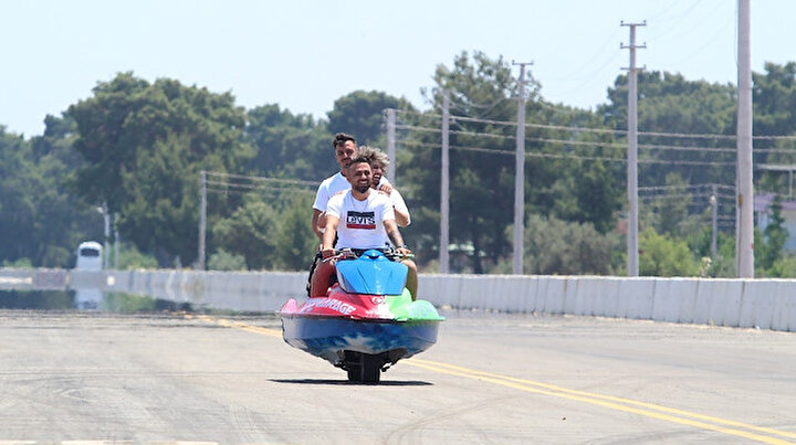 Görenler şaşırıp kalıyor: Jet ski ile karada hız yaptı
