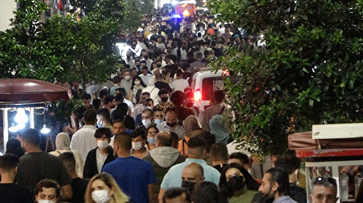 İstiklalde iğne atsan yere düşmüyor: Maskesiz mesafesiz halay çektiler