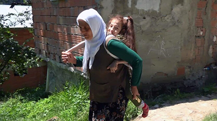 Engelli kızını yıllardır sırtında taşıyor: Daha rahat gezdirmek için evinin önüne yol istiyor