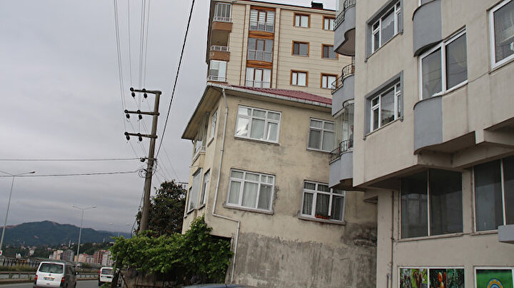 Rizede 3 katlı bina zamanla yan yattı: Vatandaşlar önlem alınmasını istedi
