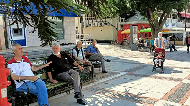 Koronavirüs yüzünden kaldırılan banklar yerine kondu: 65 yaş üstü meydanlara koştu