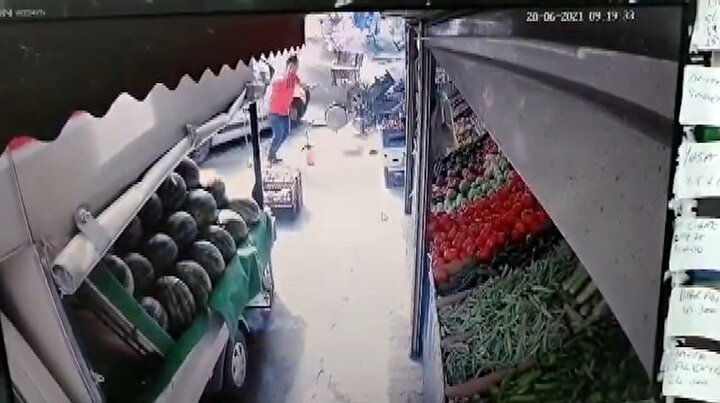 Kaza anı kamerada: Otomobil manava girdi üç kişi saniyelerle kurtuldu