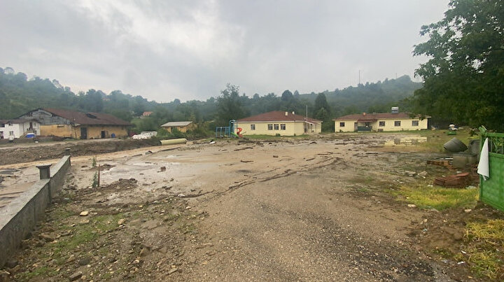 İki yıl sonra yine sel vurdu: İstinat duvarları çöktü kanalizasyon hattı sele kapıldı