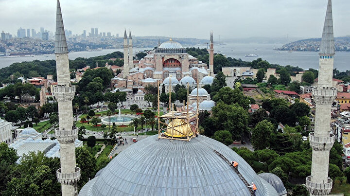 400 yıllık Sultanahmet Cami’nin sökülen dev kubbe alemi yerleştirildi