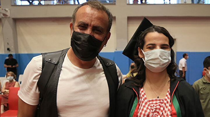 Görme engelli Simay hukuk fakültesini bitirdi: Haluk Levent sözünü tuttu