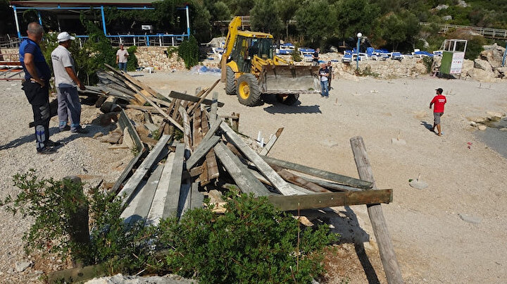Kaşta kıyı işgaline geçit yok: Yapılar yıkıldı plaj vatandaşa ücretsiz açıldı