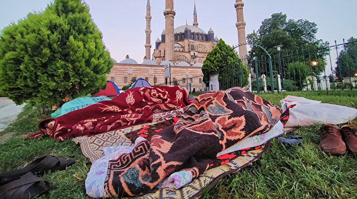 Güreş sevgisi: Otellerde yer bulamayan güreş sevdalıları meydanlarda çadırlarda uyudu